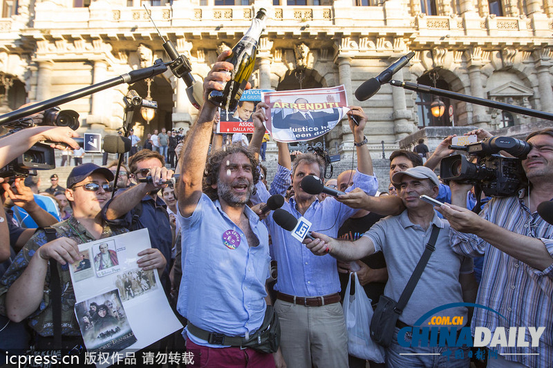 組圖:意大利人豪飲香檳慶祝貝盧斯科尼被判4年監(jiān)禁