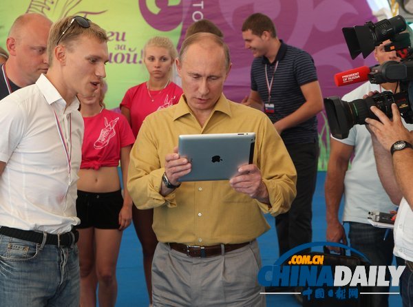 組圖：普京參加俄羅斯論壇活動 備受女青年追捧