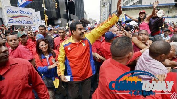 委內(nèi)瑞拉總統(tǒng)支持者和反對(duì)派舉行同場反腐游行