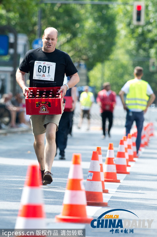 柏林舉辦服務(wù)生大賽 端盤子跑步誰能hold住