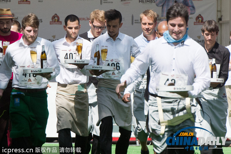 柏林舉辦服務(wù)生大賽 端盤子跑步誰能hold住