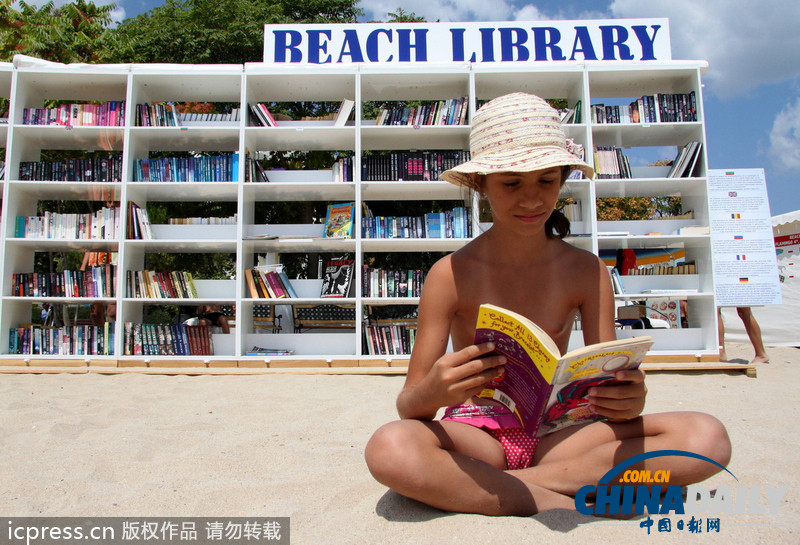 保加利亞首家海灘圖書館開張 邊曬太陽邊看書(圖)