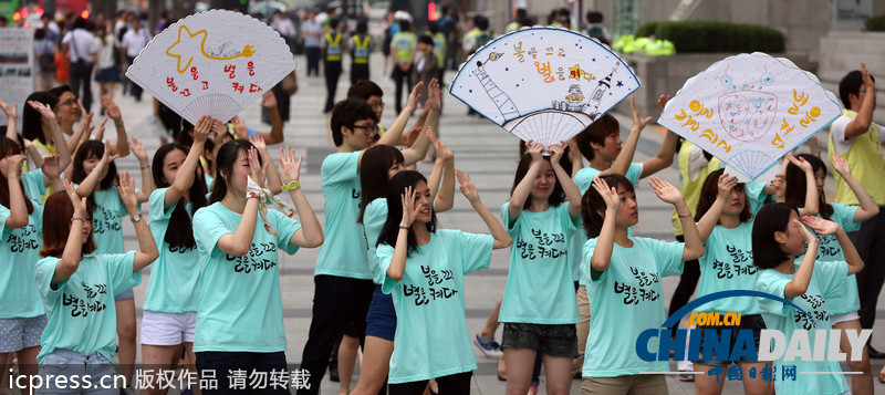 韓國青年不懼高溫 動感舞蹈呼吁夏季節(jié)約用電（圖）