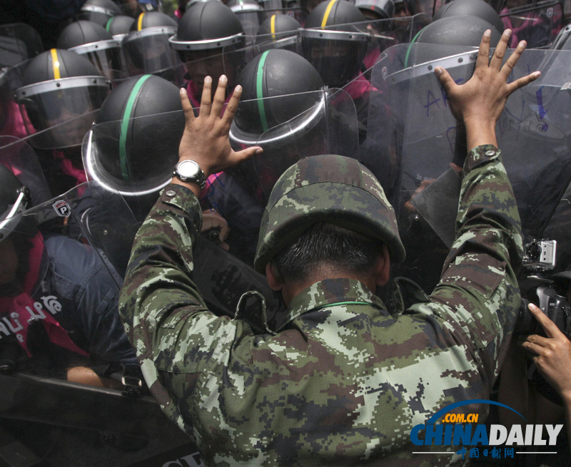 他信反對(duì)者抗議泰國(guó)特赦法案 與警察激烈沖突（圖）