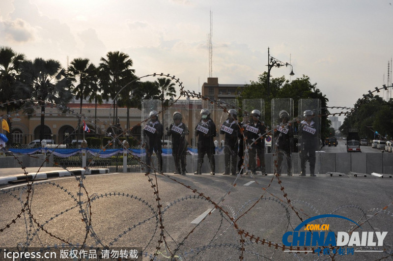 他信反對(duì)者抗議泰國(guó)特赦法案 與警察激烈沖突（圖）