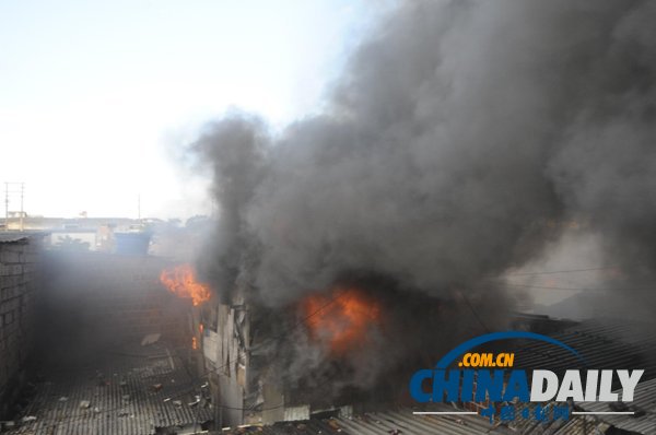 巴西累西腓社區(qū)發(fā)生火災(zāi) 超百戶人家無(wú)家可歸（圖）