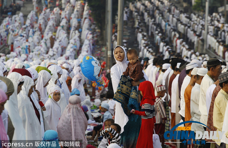 迎開(kāi)齋節(jié) 埃及兩男街頭上演速度與“基情”（圖）
