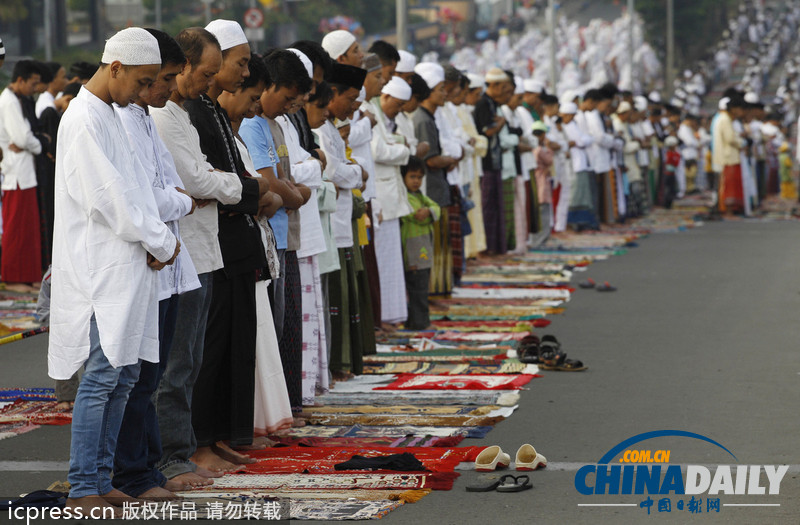 迎開(kāi)齋節(jié) 埃及兩男街頭上演速度與“基情”(圖)