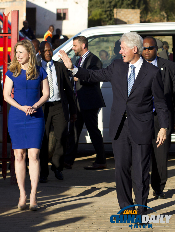 美國(guó)前總統(tǒng)克林頓攜女兒訪問(wèn)南非（高清組圖）