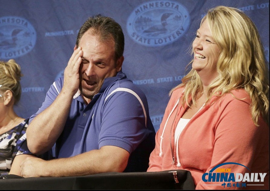 美國彩票開出4.48億美元巨獎 一中獎者現(xiàn)身領獎