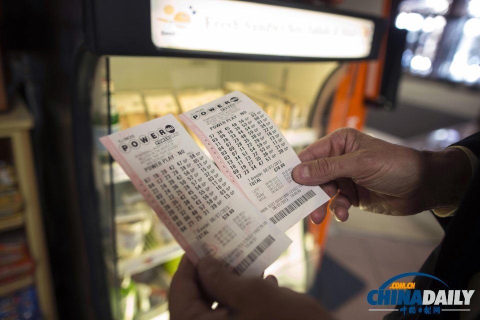 美國彩票開出4.48億美元巨獎(jiǎng) 一中獎(jiǎng)?wù)攥F(xiàn)身領(lǐng)獎(jiǎng)