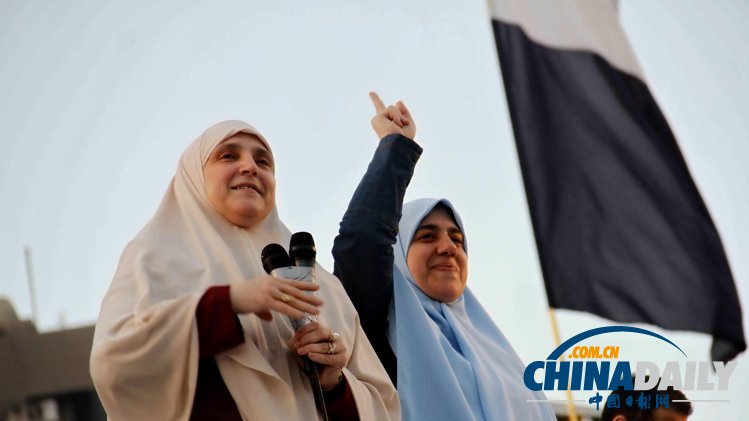 穆?tīng)栁髌拮蝇F(xiàn)身為支持者打氣 稱丈夫“會(huì)回來(lái)的”