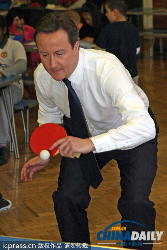 國(guó)際左撇子日 全球政要名人用左手傳遞魅力與能量(組圖)