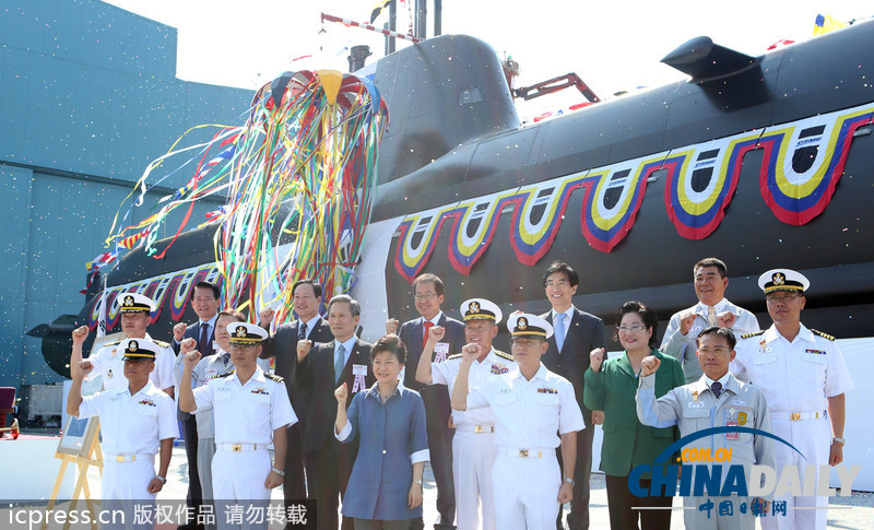 韓國總統(tǒng)樸槿惠出席“金佐鎮(zhèn)號”潛艇下水儀式(圖)