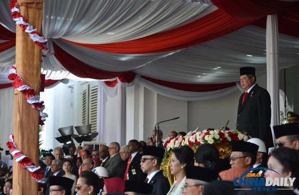 印尼總統(tǒng)出席獨立日閱兵式自帶迷你電風(fēng)扇 曾有女兵疑似熱暈（高清組圖）