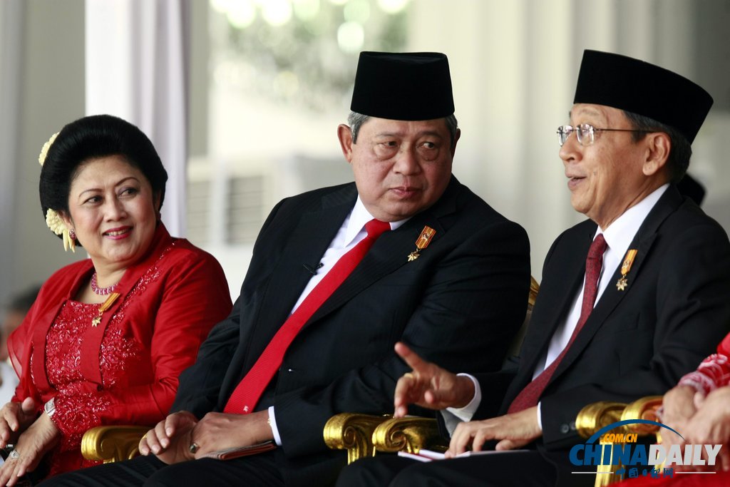 印尼總統(tǒng)出席獨(dú)立日閱兵式自帶迷你電風(fēng)扇 曾有女兵疑似熱暈（高清組圖）