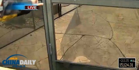 2米大熊闖美國民宅睡覺 7歲男童驚恐拍照求助