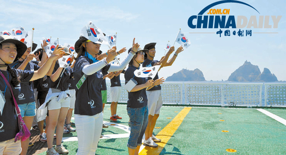 韓國大學(xué)生在獨島前海舉行守護領(lǐng)土快閃活動(圖)