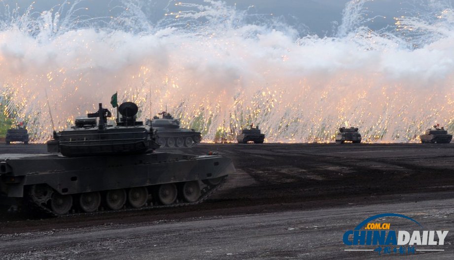 日本自衛(wèi)隊舉行年度實彈演習(xí) 聲勢浩大火光四溢（圖）