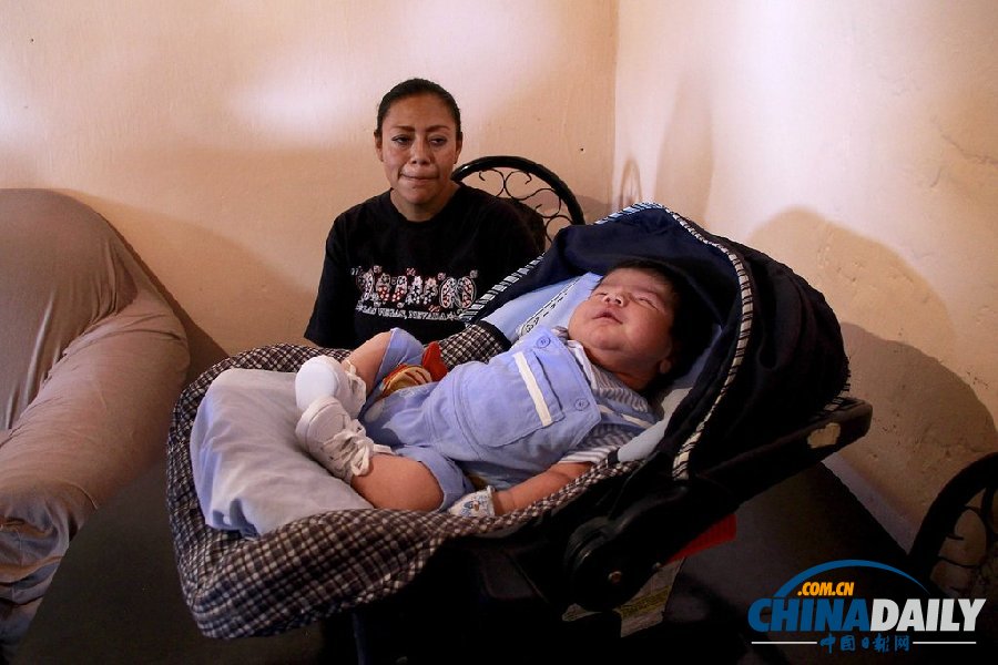 墨西哥“超級(jí)巨嬰”降生 身長(zhǎng)62厘米重6.6公斤