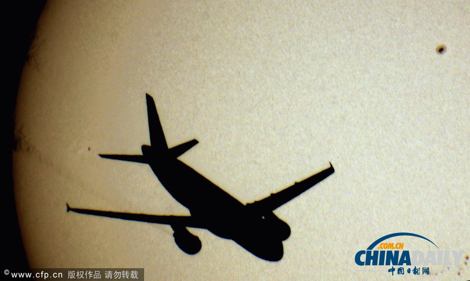 法國(guó)攝影師拍下“客機(jī)奔日”絕美照片（圖）