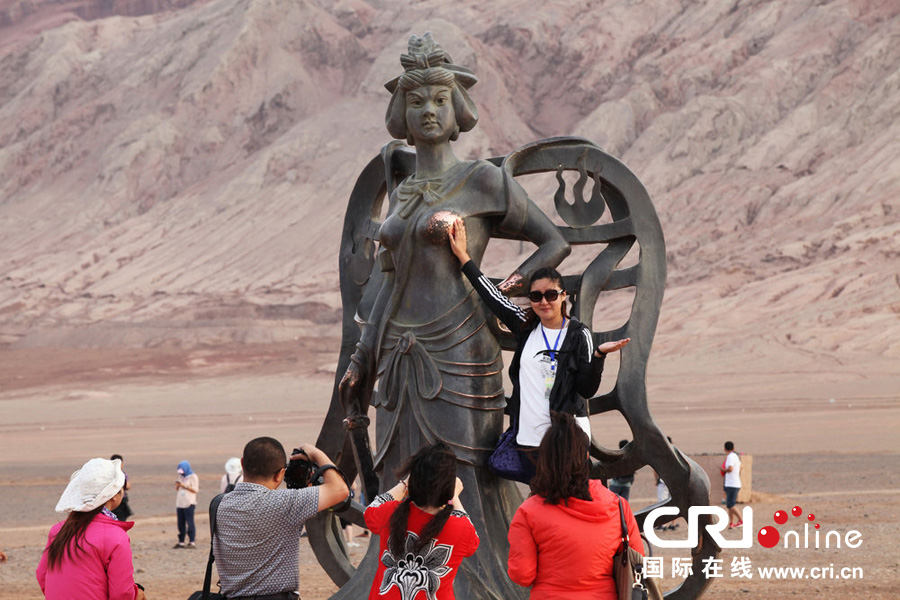 盤點(diǎn)被愛不釋手的雕塑 游客愛合照尷尬部位總被襲