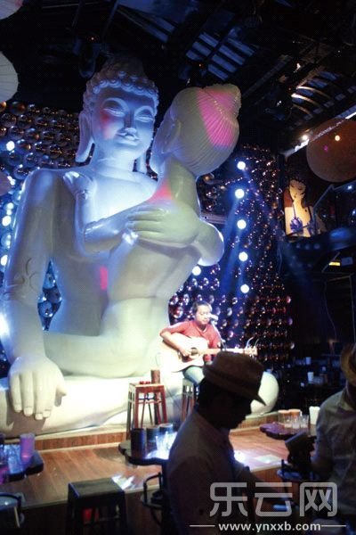 盤(pán)點(diǎn)被愛(ài)不釋手的雕塑 游客愛(ài)合照尷尬部位總被襲