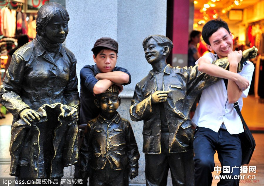 盤點(diǎn)被愛不釋手的雕塑 游客愛合照尷尬部位總被襲
