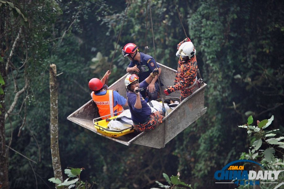 馬來西亞公交車墜崖已致33人死亡 其中24名華人（高清組圖）