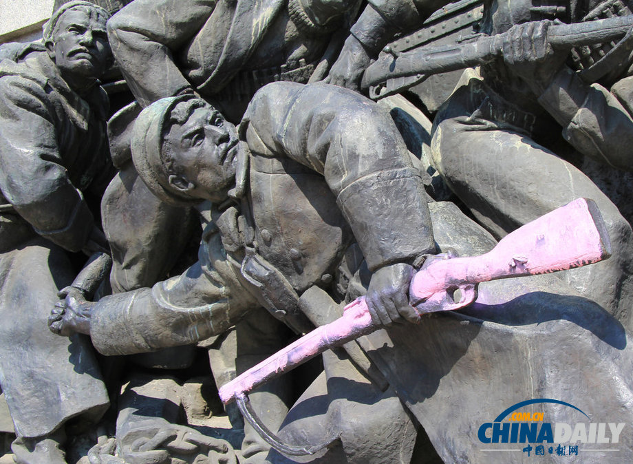 保加利亞蘇聯(lián)紅軍紀念碑遭破壞 青銅雕塑被噴粉漆（組圖）