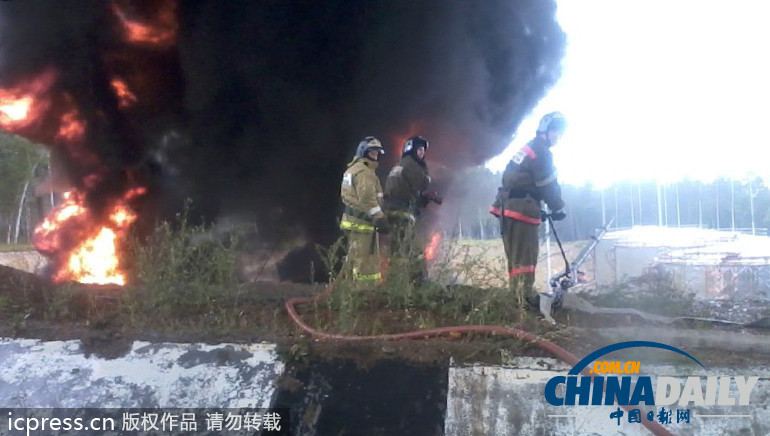 俄羅斯儲(chǔ)備油庫(kù)突發(fā)大火 約400名員工緊急撤離（組圖）