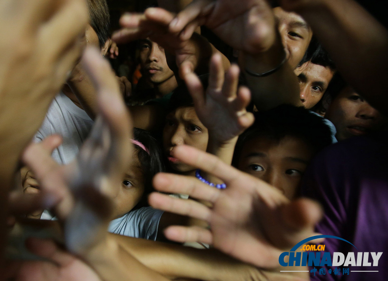 菲律賓洪水災(zāi)民爭(zhēng)搶救濟(jì)物品 “潭美”已致8人死亡（組圖）