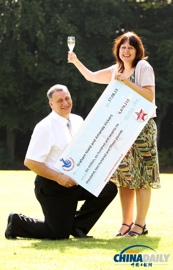 英情侶中近668萬(wàn)英鎊大獎(jiǎng) 男子獲勇氣向女友求婚