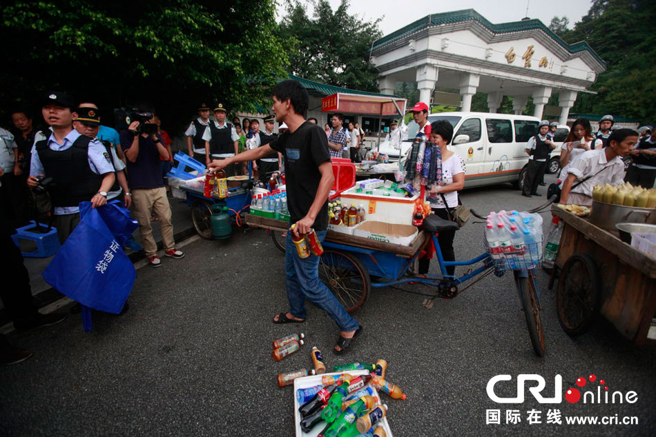 廣州上百城管穿防刺背心高調(diào)執(zhí)法(高清組圖)