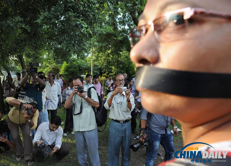 印度記者舉行示威游行 抗議女?dāng)z影記者遭輪奸