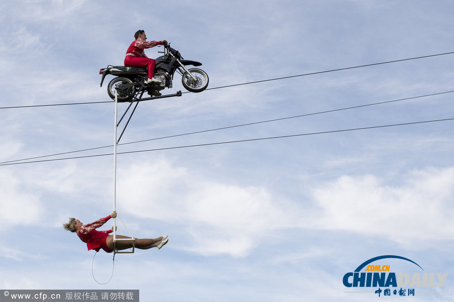 德國(guó)高空鋼絲表演隊(duì)上演刺激表演 騎摩托空中“飆車”