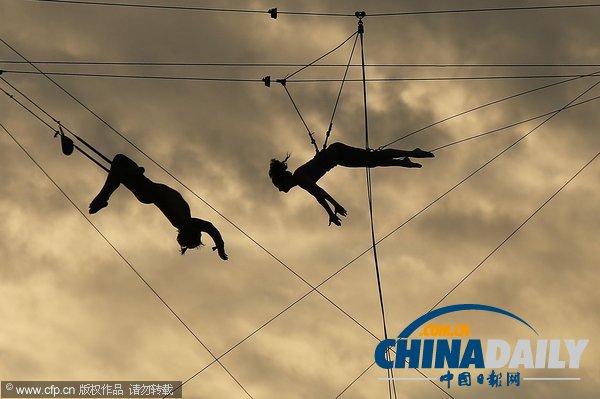 感受美國(guó)紐約秋千學(xué)校 空中搖蕩驚心動(dòng)魄（組圖）