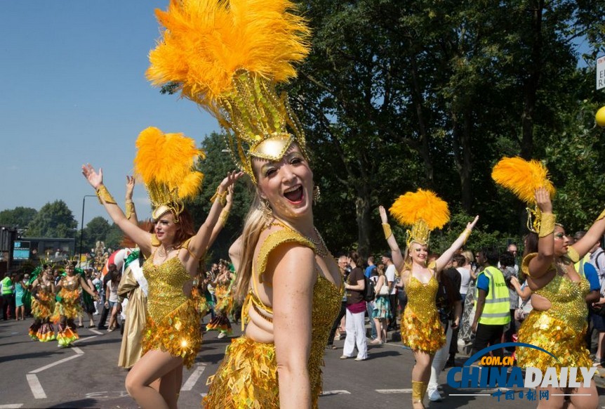 英國諾丁山狂歡節(jié) 陽光、美女匯聚成歡樂海洋（圖）
