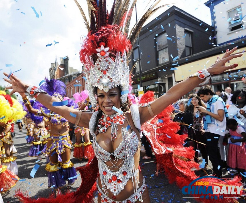 英國(guó)諾丁山狂歡節(jié) 陽(yáng)光、美女匯聚成歡樂(lè)海洋（圖）