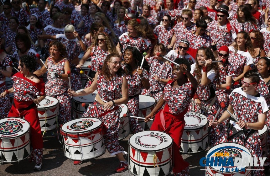英國諾丁山狂歡節(jié) 陽光、美女匯聚成歡樂海洋（圖）