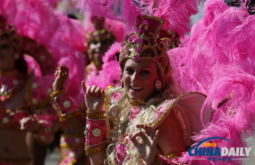 英國諾丁山狂歡節(jié) 陽光、美女匯聚成歡樂海洋（圖）