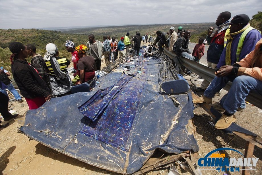 肯尼亞一輛旅游大巴墜入山谷 致至少41人死亡