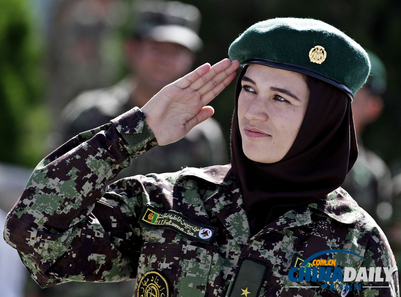 阿富汗國民軍士兵畢業(yè)典禮 女兵英姿颯爽（圖）