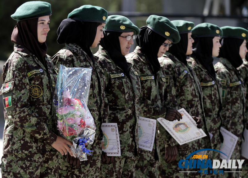 阿富汗國民軍士兵畢業(yè)典禮 女兵英姿颯爽（圖）