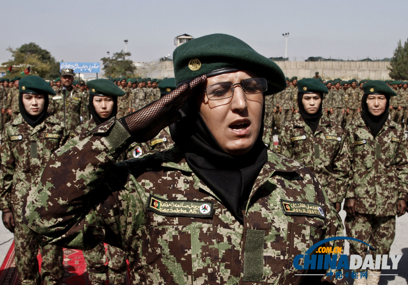 阿富汗國民軍士兵畢業(yè)典禮 女兵英姿颯爽（圖）