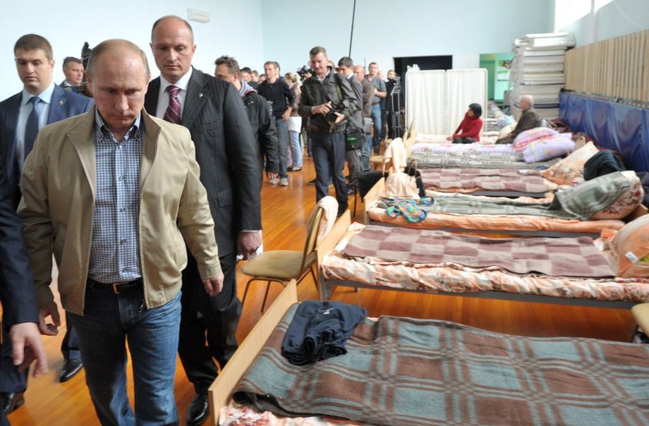 俄遠東地區(qū)洪災(zāi)嚴重 普京穿便服慰問當(dāng)?shù)孛癖? style=