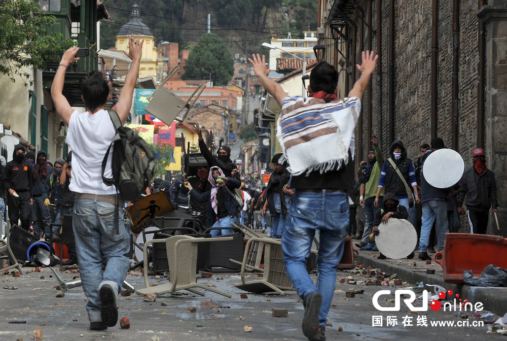 哥倫比亞農民罷工演變?yōu)楸┝_突 街頭一片混亂