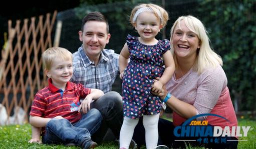 天生嚴(yán)重耳聾女孩植入人工耳蝸 能聽聲音會(huì)叫爸媽