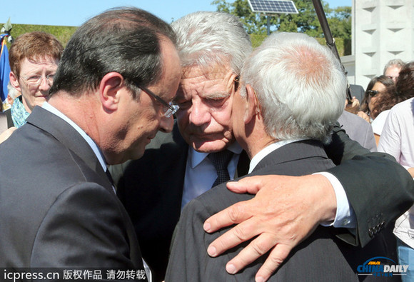 德法總統(tǒng)一起憑吊納粹屠殺遇難者 被贊體現(xiàn)德國尊嚴(yán)