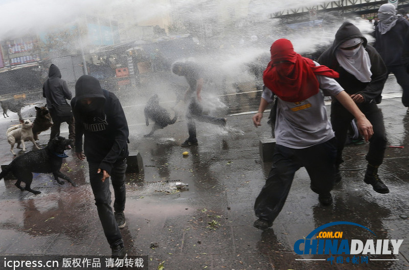 數(shù)千智利學生與警方發(fā)生激烈沖突 要求教育免費提高質(zhì)量
